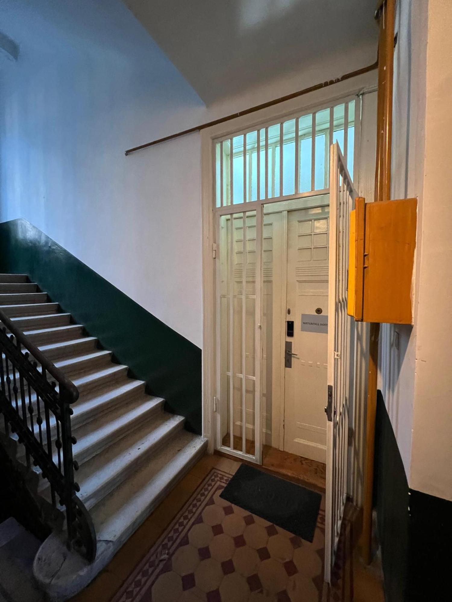 Waterfall Hostel Сараево Экстерьер фото